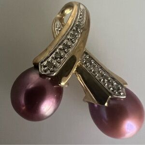 Purple-pink pearl pendant with 10 diamonds
